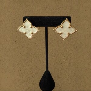 NWOT Mother of Pearl look flower shaped earrings. 
Gold & White color. Stud back